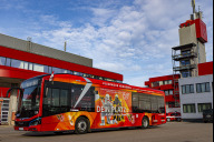 Bild Der auffallend gestaltete Omnibus wirbt anlässlich ihres 150. Bestehens für die Nürnberger Berufsfeuerwehr. Der Bus ist im Stadtgebiet unterwegs und soll auch potenzielle Nachwuchskräfte für den Feuerwehrdienst ansprechen. 