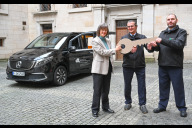Bild Umweltreferentin Britta Walthelm übergibt am 31.01.24 im Rathausinnenhof, den ersten vollelektrischen Bestattungswagen an die beiden zukünftigen Fahrer des Bestattungsinstituts der Stadt Nürnberg.