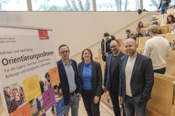 Bild Elisabeth Ries, Referentin für Jugend, Familie und Soziales, präsentiert gemeinsam mit Sozialamtsleiter Volker Wolfrum (rechts), Studienleiter Prof. Dr. Frank Ebinger, TH Nürnberg Georg Simon Ohm, und Thomas Rinklake (links), Sozialplaner Stadt Nürnberg, im gut besuchten Hörsaal die Ergebnisse der Analyse zur Wohnsituation einkommensarmer Haushalte in Nürnberg.