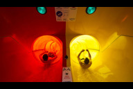 Bild Zwei Rutschende in der frisch gedämmten, 106 Meter langen Doppelrutsche "BodyRacer" im Nürnberger Nordostbad.