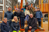 Bild Der Spielplatz auf dem Fenitzerplatz wurde am Montag, 19. Februar 2024, nach halbjähriger Umbauzeit wieder eingeweiht. Mit dabei waren (von links nach rechts) 
Brigitte Wellhöfer, Vorsitzende des Bürgervereins Wöhrd; René Couball, Fenitzerplatz-Initiative; Doris Lindner, Jugendamt; Bernd Nitschke, Sör-Gruppenleiter „Projekte Grünanlagen und Spielplätze“, Bürgermeister Christian Vogel und Kinder des Kindergartens Fenitzerplatz.