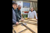 Bild Bürgermeister Christian Vogel, Schreiner Michael Thorbeck und ein Mitarbeiter von Wibbeke Denkmalpflege, Oliver Stracka (v. l. n. r.), an einem Original-Fenster des Volksbads, das teilweise ertüchtigt würde.
