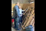 Bild Bürgermeister Christian Vogel (links) und Oliver Stracka vom Unternehmen Wibbeke Denkmalpflege mit einem Original-Fenster, das in Wendelstein komplett überarbeitet wird.