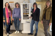 Bild In der Kulturwerkstatt Auf AEG wurde ein elektronischer Fair-o-mat aufgestellt und am Mittwoch, 12. März 2025, in Betrieb genommen. Die Übergabe erfolgte im Beisein von Britta Walthelm (Zweite von rechts), Referentin für Umwelt und Gesundheit, sowie Mitarbeiterinnen der Kulturwerkstatt Auf AEG (von links): Daniela Drechsler-Dorst, Sabrina Ehret und Stefanie Dunker.