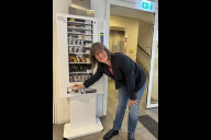 Bild Britta Walthelm, Referentin für Umwelt und Gesundheit der Stadt Nürnberg, nimmt am Mittwoch, 12. März 2025, den Fair-o-mat in der Kulturwerkstatt Auf AEG in Betrieb.