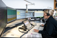 Bild Das Bundesamt für Sicherheit in der Informationstechnologie hat die Integrierte Leitstelle (ILS) Nürnberg geprüft und erneut zertifiziert. Das Archivbild zeigt eine Mitarbeiterin der ILS an ihrem Arbeitsplatz in der Leitstelle.   