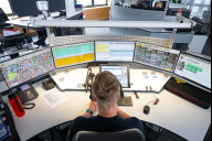 Bild Das Bundesamt für Sicherheit in der Informationstechnologie hat die Integrierte Leitstelle (ILS) Nürnberg geprüft und erneut zertifiziert. Das Archivbild zeigt einen Mitarbeiter der ILS an seinem Arbeitsplatz in der Leitstelle.   