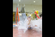 Bild Familien mit Kindern bis zu 12 Jahren können künftig Geburtstagspakete für Kindergeburtstage im Südstadtbad buchen. Das Bild zeigt ein Kind auf der dortigen Kleinkind-Wasserrutsche.  