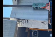 Bild Am Donnerstag, 3. April 2025, wurde ein 55 Meter langes Brückenteil aus der alten Frankenschnellwegbrücke über den Main-Donau-Kanal gesägt. Das Betonstück wurde auf einen schwimmenden Ponton abgelassen.