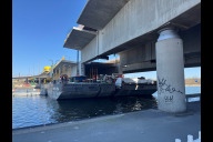 Bild Am Donnerstag, 3. April 2025, wurde ein 55 Meter langes Brückenteil aus der alten Frankenschnellwegbrücke über den Main-Donau-Kanal gesägt. Das Betonstück wurde auf einen schwimmenden Ponton abgelassen.