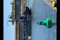 Bild Am Donnerstag, 3. April 2025, wurde ein 55 Meter langes Brückenteil aus der alten Frankenschnellwegbrücke über den Main-Donau-Kanal gesägt. Das Betonstück wurde auf einen schwimmenden Ponton abgelassen.