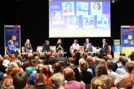 Bild Ausreichend Wasser, bezahlbare und saubere Energie sowie weltweiter Klimaschutz – auf drei der 17 Nachhaltigkeitszielen der Vereinten Nationen lag der Fokus der Nürnberger Nachhaltigkeitskonferenz 24. Sie fand am Freitag, 12. April 2024, in der Kulturwerkstatt „Auf AEG“ statt und wurde von der Stadt Nürnberg veranstaltet. Die Teilnehmenden des Podiums (von links nach rechts): Dr. Katrin Krömer, Vorständin Ressourcen der Bundesagentur für Arbeit, Dr. Christine Wilcken, Beigeordnete und Leiterin des Dezernats Klima, Umwelt, Wirtschaft beim Deutschen Städtetag, Ranga Yogeshwar, Physiker und Wissenschaftsjournalist, Carla Reemtsma, Fridays for Future Deutschland, Britta Walthelm, Referentin für Umwelt und Gesundheit der Stadt Nürnberg, Peter Ottmann, Geschäftsführer der NürnbergMesse, und  Prof. Dr. Markus Beckmann, Lehrstuhlinhaber von Corporate Sustainability Management an der Friedrich-Aexander Universität ErlangenNürnberg.