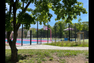 Bild Inmitten des Annaparks liegen die umfassend sanierten Freizeitsportflächen mit drei Bolzplätzen und einem Basketballareal.