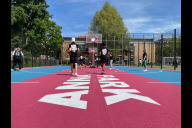 Bild Der Basketballbereich wurde deutlich aufgewertet: Es gibt nun drei 3x3-Basketballfelder mit entsprechender Linierung, von denen zwei so angeordnet sind, dass auch ein Spiel auf zwei Körbe möglich ist. Diese wurden mit einem bunten Kunststoffbelag in Pink und Blau versehen.