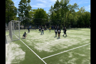 Bild Der Lärmschutz der Bolzplätze wurde deutlich erhöht. Während der Eröffnung wurden die Areale gleich umgehend genutzt.