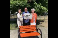 Bild Gemeinsam gegen Gewalt an Frauen: Ein starkes Zeichen für Unterstützung, Bewusstsein und den unermüdlichen Kampf für Gleichberechtigung (v.l.n.r.): Hedwig Schouten, Frauenbeauftragte der Stadt Nürnberg, Bürgermeister und Erster Werkleiter von NürnbergBad, Christian Vogel, und Roswitha Weidenhammer, AG Orangene Bank.

