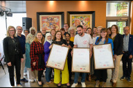 Bild Bei der Preisverleihung mit Elisabeth Ries, Referentin für Jugend, Familie und Soziales (Zweite von rechts), im Schalander der Tucher Privatbrauerei, Tucherstraße 10, Fürth, wurden am Donnerstag, 2. Mai 2024, die Urkunden zum „Nürnberger Herz“ verliehen (Preisträgerinnen und Preisträger mit Urkunden von rechts): Laura Brendel, Bayerischer Landes-Sportverband Kreis Nürnberg,
Layth Alomar, start with a friend, und Daman Al Yaqube, HeHanI e. V.