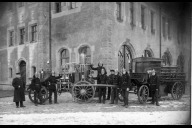 Bild Das historische Foto zeigt die stolze Mannschaft der Feuerwache West, Reutersbrunnenstraße 24, mit der neuen Dampfspritze samt Tender zu Beginn des 20. Jahrhunderts.