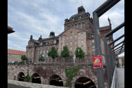 Bild Bei den Stadtführungen „Feurio!“ anlässlich des 150. Jubiläums der Berufsfeuerwehr verdeutlichen Hinweisschilder an den verschiedenen Stationen die historischen Zusammenhänge. Das Hinweisschild am Opernhaus klärt über die Brandsicherheitswache während Theater- und Opernaufführungen auf.
