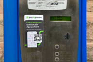 Bild Die gefälschten QR-Codes lassen sich vom Automaten abziehen: ein eindeutiges Indiz für eine Fälschung.