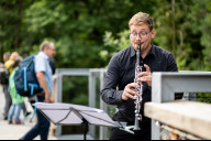 Bild Der Tiergarten und die Staatsphilharmonie Nürnberg haben bereits bei mehreren Projekten erfolgreich zusammengearbeitet – unter anderem bei der Eröffnung des Klimawaldpfads. Hier ist Martin Möhler zu sehen, Mitinitiator der Initiative PhilCO2.