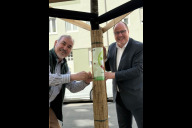 Bild Die persönlichen Spendenschilder werden von Mathias Schmidt, Vorstandsvorsitzender der „Bäume für Nürnberg Stiftung“, und Bürgermeister Christian Vogel selbst angebracht (v.l.n.r.).