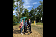 Bild Am Dienstag, 20. Mai 2025, haben (v. l. n. r.) Beate Pfanner, Erste Vorsitzende des Bürgervereins Siedlungen Süd e. V., der ehemalige Vorsitzende des Vereins, Albrecht Kippes, und Christian Vogel, Bürgermeister und Erster Sör-Werkleiter, die Anlage eröffnet.