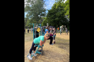 Bild Es darf geschwitzt werden: Die Anwohnenden erkunden den neuen Bewegungspark direkt nach der Eröffnung.