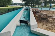 Bild Wasserlauf am Spielplatz: Nach Reparatur der Pumpenanlage läuft das Wasser am beliebten Wasserspielplatz an der Norikusbucht seit Freitag, 24. Mai 2024, wieder. 


