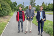Bild Von links nach rechts: Stadtbaummanager Florian Demling, Bürgermeister Christian Vogel und Barbara Kerner, Leiterin des Sachgebiets „Baum“ beim Servicebetrieb Öffentlicher Raum Nürnberg, haben am Freitag, 24. Mai 2024, die diesjährigen Baumpflanzungen in Nürnbergs Straßen und Grünanlagen erläutert.