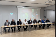 Bild Großer Bahnhof für die Vergrößerung der Arbeitsgemeinschaft Psychosoziale Notfallversorgung (von links): Der Vorsitzende des Arbeiter-Samariter-Bunds Nürnberg-Fürth, Dr. Michael Krämer, der Stadtbeauftragte der Malteser, Prof. Dr. Christian Bauer, der Dekan des Evangelisch-Lutherischen Dekanats Nürnberg, Jonas Schiller, der Leiter der Berufsfeuerwehr Nürnberg, Oberbranddirektor Volker Skrok, Bürgermeister Christian Vogel, der Diözesanbeauftragte der katholischen Stadtkirche Nürnberg, Wolfgang Janus, der Vorstand des Bayerischen Roten Kreuzes Nürnberg, Hermann Guth, der Regionalvorstand der Johanniter, Michael Seitz, und Polizeioberrat Martin Kupka vom Polizeipräsidium Mittelfranken bei der Unterzeichnung der Vereinbarung am Dienstag, 27. Mai 2025, im Haus Eckstein.