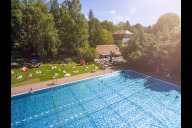 Bild Das Naturgartenbad, Schlegelstraße 20, im Hintergrund der Wölckern'sche Herrensitz.