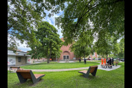 Bild Der umgestaltete Ismail-Yaşar-Platz im Ortsteil Gleishammer ist am Montag, 26. Mai 2025, der Öffentlichkeit übergeben worden. Die umfassende Sanierung dauerte rund sechs Monate und wurde vollständig vom Servicebetrieb Öffentlicher Raum Nürnberg durchgeführt.