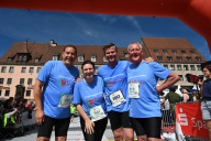 Bild Zieleinlauf beim Metropolmarathon auf dem Nürnberger Hauptmarkt am Sonntag, 16. Juni 2024, von links: Fürths Bürgermeister Markus Braun, Nürnbergs Referentin für Schule und Sport, Cornelia Trinkl, Nürnbergs Oberbürgermeister Marcus König und Fürths Oberbürgermeister Dr. Thomas Jung.