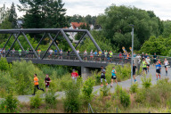 Bild Metropolmarathon 2024: Bestens gelaunte Läuferinnen und Läufer auf der Bremenstaller Brückeam am Sonntag, 16. Juni 2024.