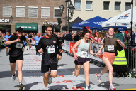 Bild Metropolmarathon 2024: Freudige Gesichter beim Zieleinlauf auf dem Nürnberger Hauptmarkt am Sonntag, 16. Juni 2024.