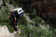 Bild Von der Lichtung, auf der das Foto entstand, waren es noch wenige hundert Meter zu Fuß bis zu der für den Bartgeier vorgesehenen Felsnische. Ein anspruchsvoller Weg für Tierpfleger Philip Helm vom Tiergarten der Stadt Nürnberg, der den Bartgeier in einer Lastenkraxe nach oben brachte. 