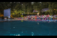 Bild So schön kann Kino sein: Eine Sommerfilmnacht der vergangenen Jahre im Naturgartenbad in der Schlegelstraße.

