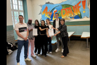 Bild Die Umwelt-AG der Nürnberger Peter-Vischer-Schule (Realschule und Gymnasium) hat mit ihrem Podcast zum Thema CO2-Konsum bei der CO2-Schulchallenge 2024 gewonnen. 
Britta Walthelm (rechts), Referentin für Umwelt und Gesundheit der Stadt Nürnberg, übergibt die Urkunde an die Umwelt AG.