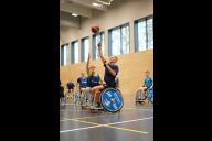 Bild „Rollstuhlbasketball macht Schule“ an der Bertolt-Brecht-Schule: Schülerinnen und Schüler spielen Rollstuhlbasketball.