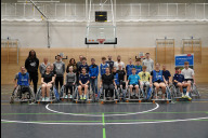 Bild „Rollstuhlbasketball macht Schule“ an der Bertolt-Brecht-Schule: Schülerinnen und Schüler und die Beteiligten am Projekt.