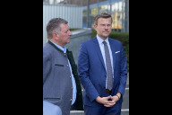 Bild Von links: Christian Bernreiter, Bayerischer Staatsminister für Wohnen, Bau und Verkehr, und Oberbürgermeister Marcus König am Freitag, 4. Juli 2025, im Nürnberger DB-Werk.