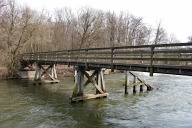 Bild Der ehemalige alte Neuwerksteg: Die marode Holzbrücke musste im März 2024 gesperrt und danach abgerissen werden. Der Neubau der Fußgängerbrücke über die Rednitz dauerte von Januar bis Ende Juli 2025.
