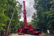 Bild Brückeneinhub an der Rednitz: Ein 500-Tonnen-Mobilkran mit einem Ausleger von 50 Metern hebt die rund 32 Tonnen schwere Stahlbrücke ein.
