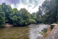 Bild Vor dem Brückeneinhub: Am Donnerstag, 10. Juli 2025, wird die rund 35 Meter Stahlbrücke eingehoben. Links und rechts sind die Brückenwiderlager zu sehen. Hier wird die Brücke aufgelegt.
