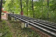 Bild Vorlandbrücke am Eibacher Ufer: Die kurze Vorlandbrücke am Eibacher Rednitz-Ufer wird nach dem Einhub der Hauptbrücke leicht angehoben und angepasst. Abschließend werden noch der Brückenbelag und das Geländer montiert.
