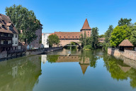 Bild Der Kettensteg, erbaut im Jahr 1825, zählt zu den bedeutendsten technischen Kulturdenkmälern Deutschlands. Zusammen mit dem dahinter liegenden Schlayerturm, ist er ein beliebtes Nürnberger Fotomotiv. Nun wird er saniert.