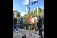 Bild V. l. n. r.: Jo-Achim Hamburger, Vorsitzender der Israelitischen Kultusgemeinde Nürnberg, Oberbürgermeister Marcus König und Karl Freller, Direktor der Stiftung Bayerische Gedenkstätten, bei der Enthüllung des Straßenschilds „Magda-Watts-Weg“ in Gibitzenhof am Donnerstag, 17. Juli 2025.