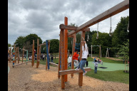 Bild Direkt nach der offiziellen Eröffnung am Montag, 28. Juli 2025, haben zahlreiche Kindern der umliegenden Schul- und Kitaeinrichtungen den Spielplatz erstürmt und ausgiebig bespielt.