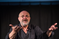 Bild Tür Auf AEG – ein Haus, ein Tag, unzählige Möglichkeiten: Am Sonntag, 28. September 2025, wird die Kulturwerkstatt Auf AEG zum Erlebnisraum für alle Generationen. Geschichtenerzähler Michl Zirk gibt für Jung und Alt mit seinem Programm „Kunterbunt & Quitschfidel“ Geschichten zum Besten.
